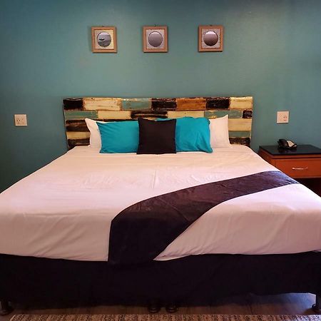 Pinecrest Inn & Suites سارية العلم المظهر الخارجي الصورة