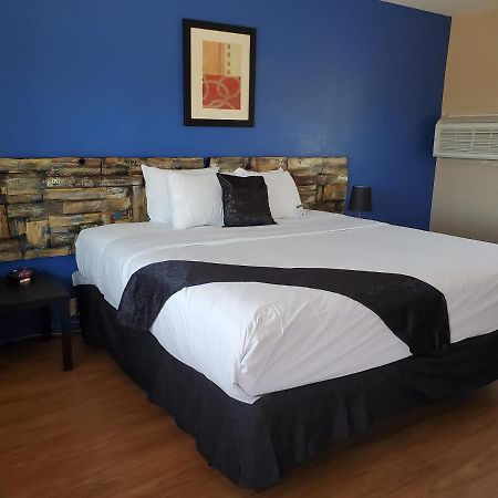 Pinecrest Inn & Suites سارية العلم المظهر الخارجي الصورة