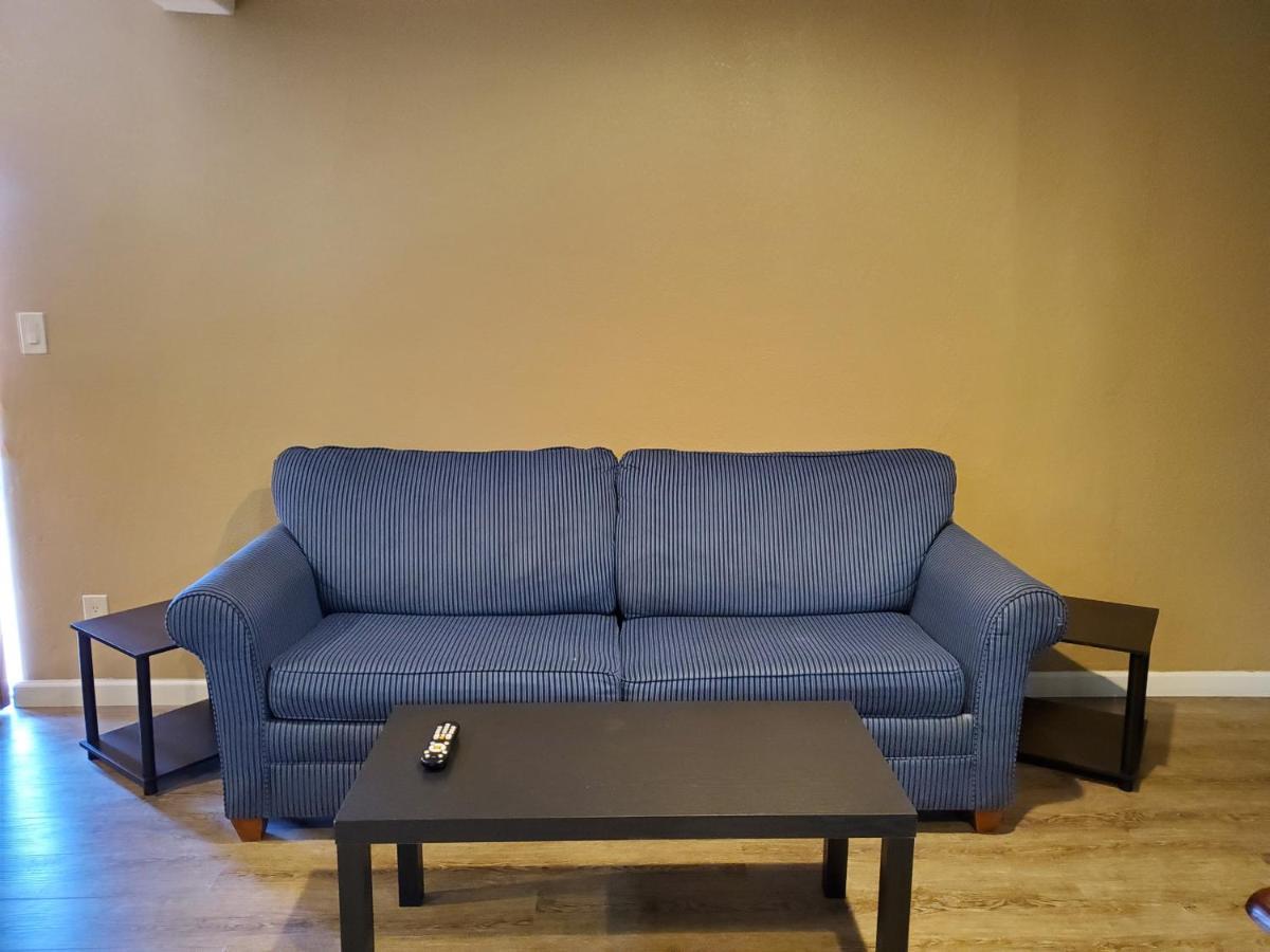 Pinecrest Inn & Suites سارية العلم المظهر الخارجي الصورة