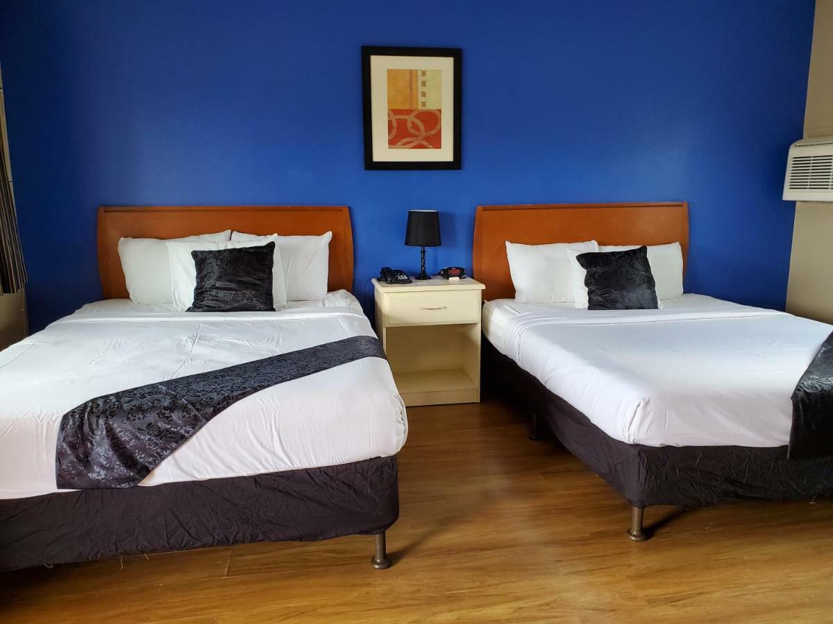Pinecrest Inn & Suites سارية العلم المظهر الخارجي الصورة