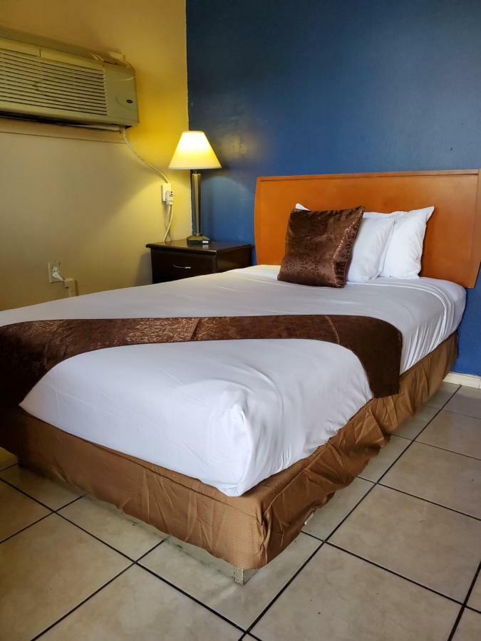 Pinecrest Inn & Suites سارية العلم المظهر الخارجي الصورة