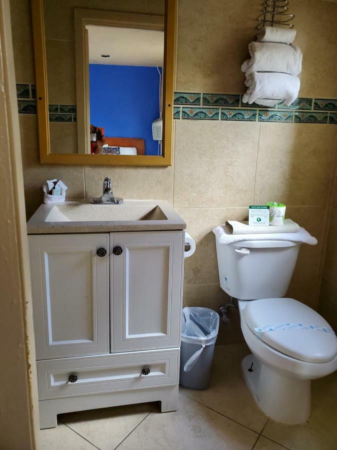 Pinecrest Inn & Suites سارية العلم المظهر الخارجي الصورة