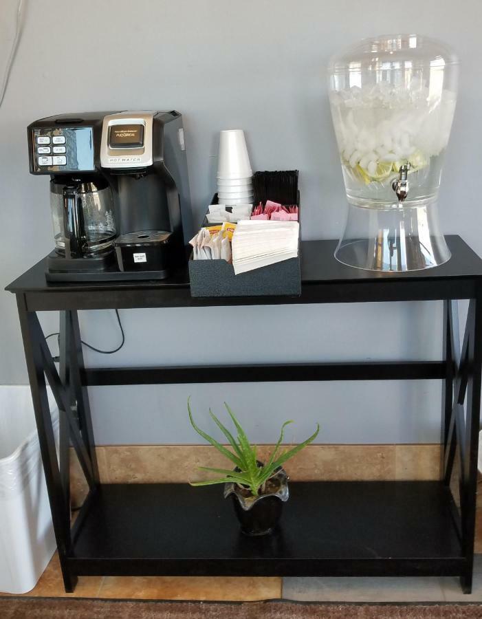 Pinecrest Inn & Suites سارية العلم المظهر الخارجي الصورة