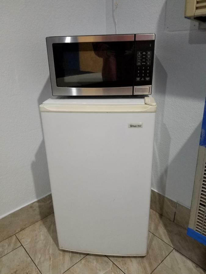 Pinecrest Inn & Suites سارية العلم المظهر الخارجي الصورة