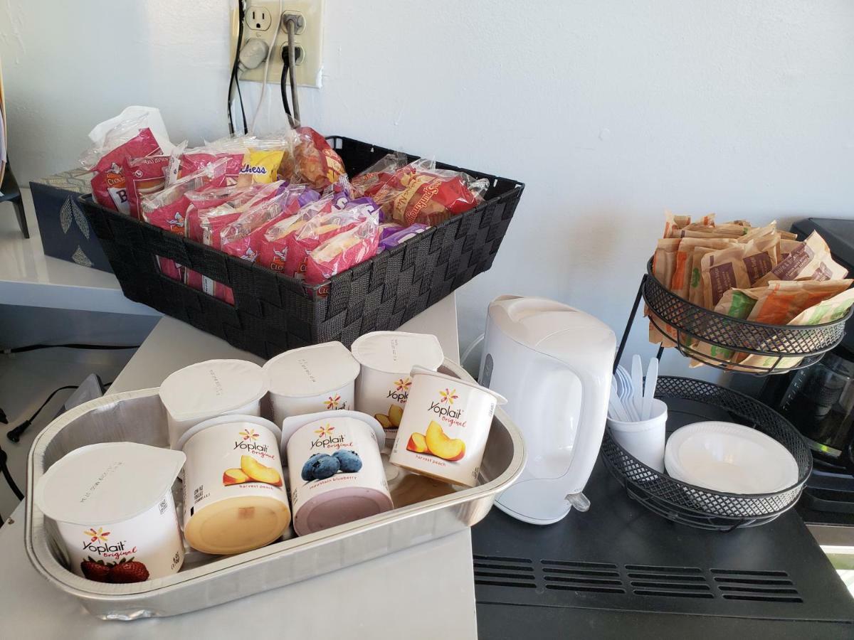 Pinecrest Inn & Suites سارية العلم المظهر الخارجي الصورة