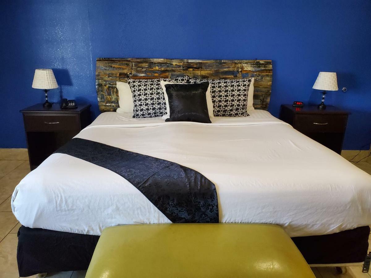 Pinecrest Inn & Suites سارية العلم المظهر الخارجي الصورة