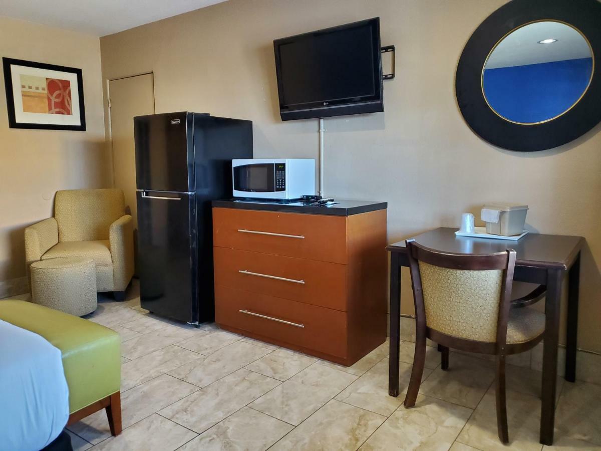 Pinecrest Inn & Suites سارية العلم المظهر الخارجي الصورة
