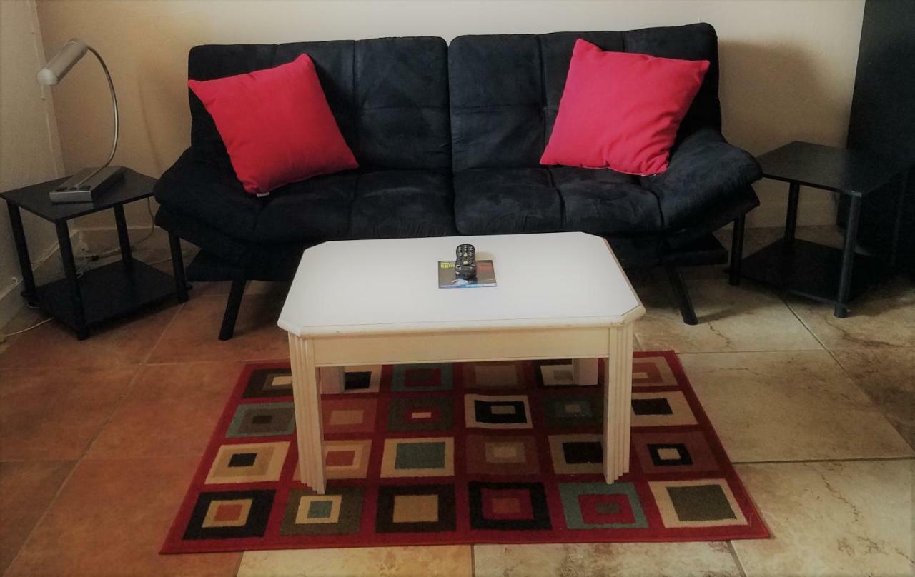 Pinecrest Inn & Suites سارية العلم المظهر الخارجي الصورة