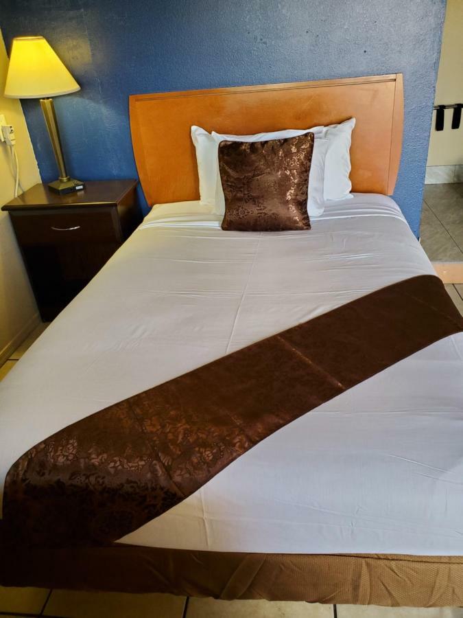 Pinecrest Inn & Suites سارية العلم المظهر الخارجي الصورة
