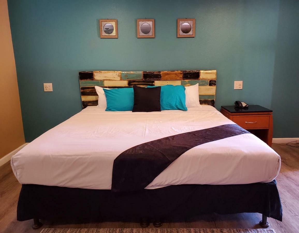 Pinecrest Inn & Suites سارية العلم المظهر الخارجي الصورة