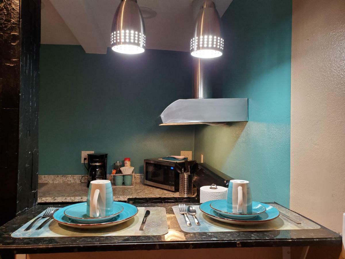 Pinecrest Inn & Suites سارية العلم المظهر الخارجي الصورة