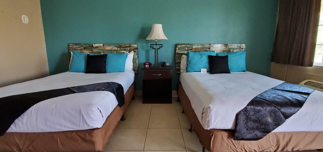Pinecrest Inn & Suites سارية العلم المظهر الخارجي الصورة