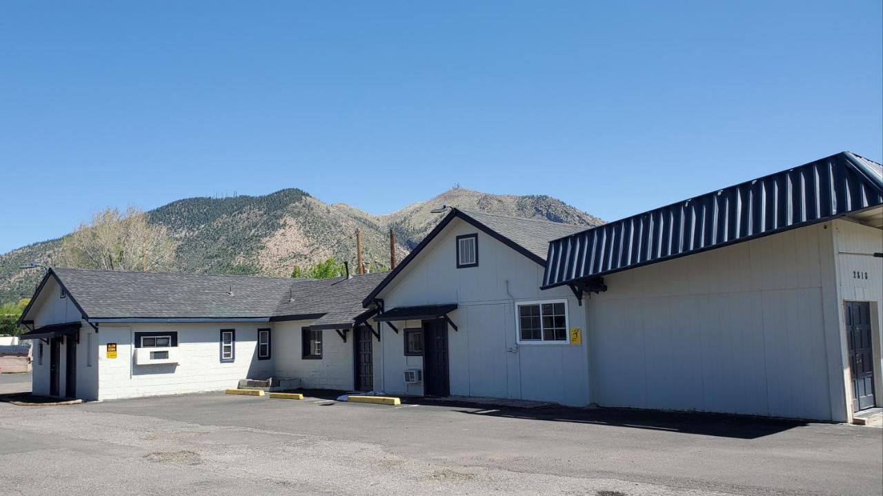 Pinecrest Inn & Suites سارية العلم المظهر الخارجي الصورة