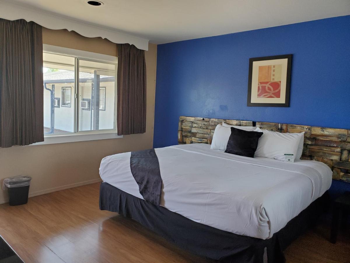 Pinecrest Inn & Suites سارية العلم المظهر الخارجي الصورة