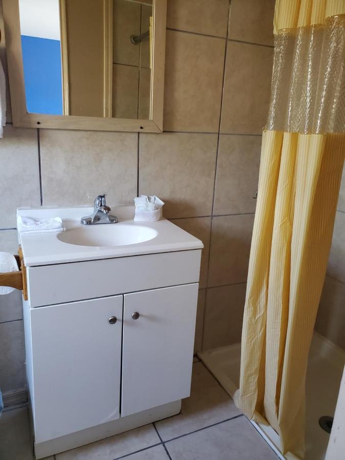 Pinecrest Inn & Suites سارية العلم المظهر الخارجي الصورة